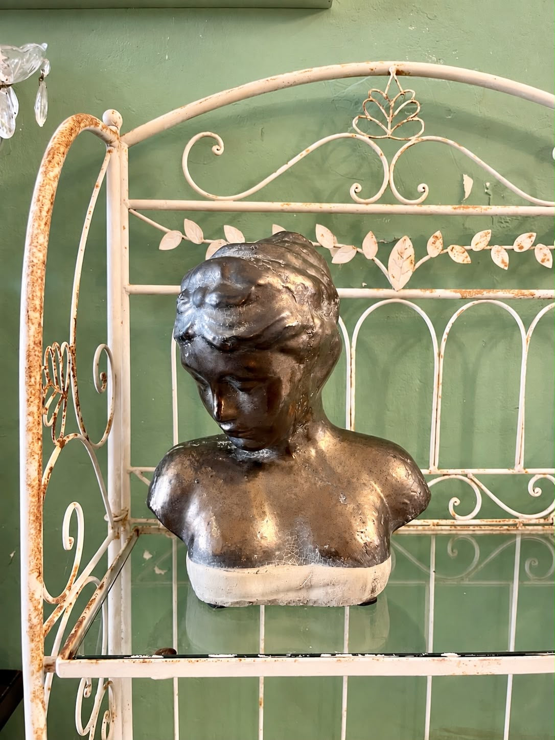 Buste de jeune femme en plâtre patiné bronze XXe siècle