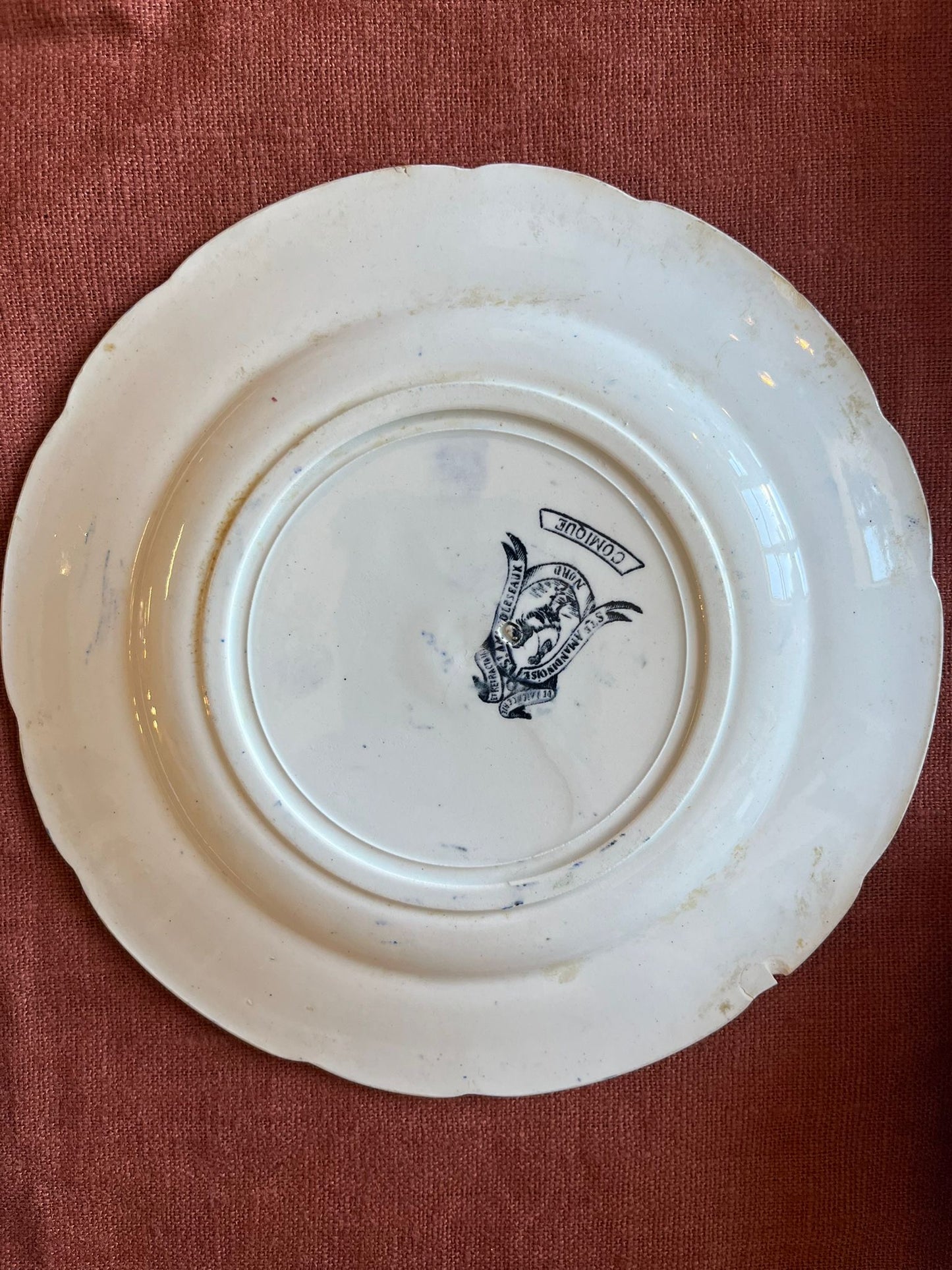 Lot de 6 assiettes anciennes terre de fer Saint-Amand « Comique » scènes de chasse