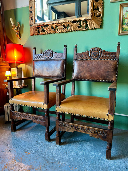 Paire de fauteuils en chêne massif style Henry II