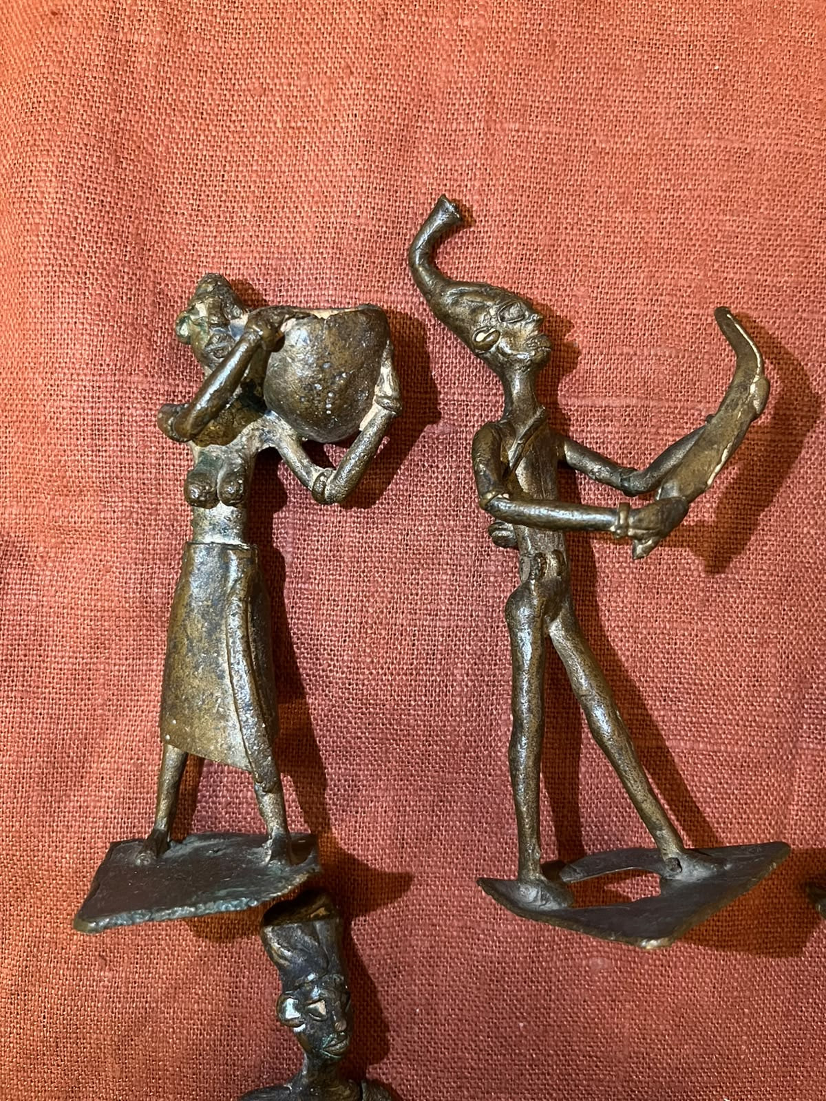 Lot de 5 figurines africaines en bronze – Scènes de vie traditionnelle