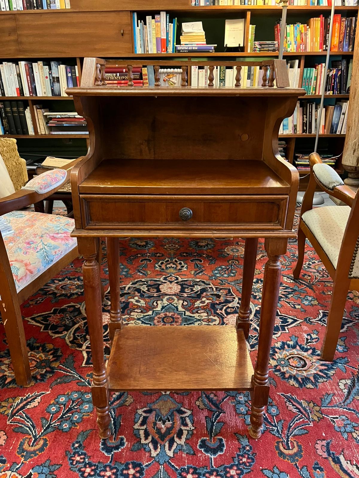 Table d’appoint bois massif avec galerie et tiroir style ancien