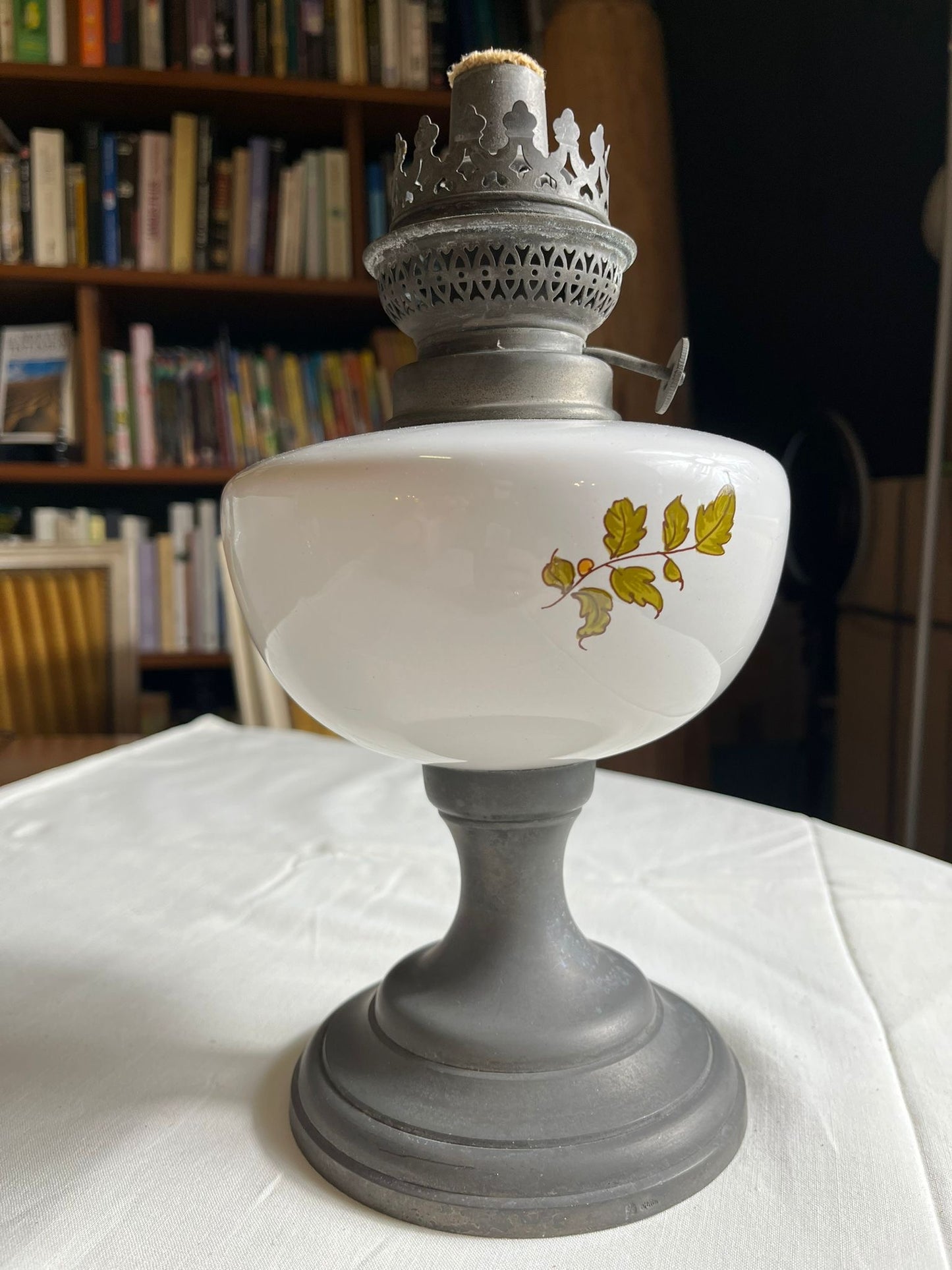 Lampe à pétrole décorative en opaline blanche à décor d’oiseaux, pied en étain