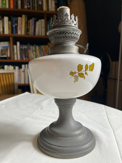 Lampe à pétrole décorative en opaline blanche à décor d’oiseaux, pied en étain