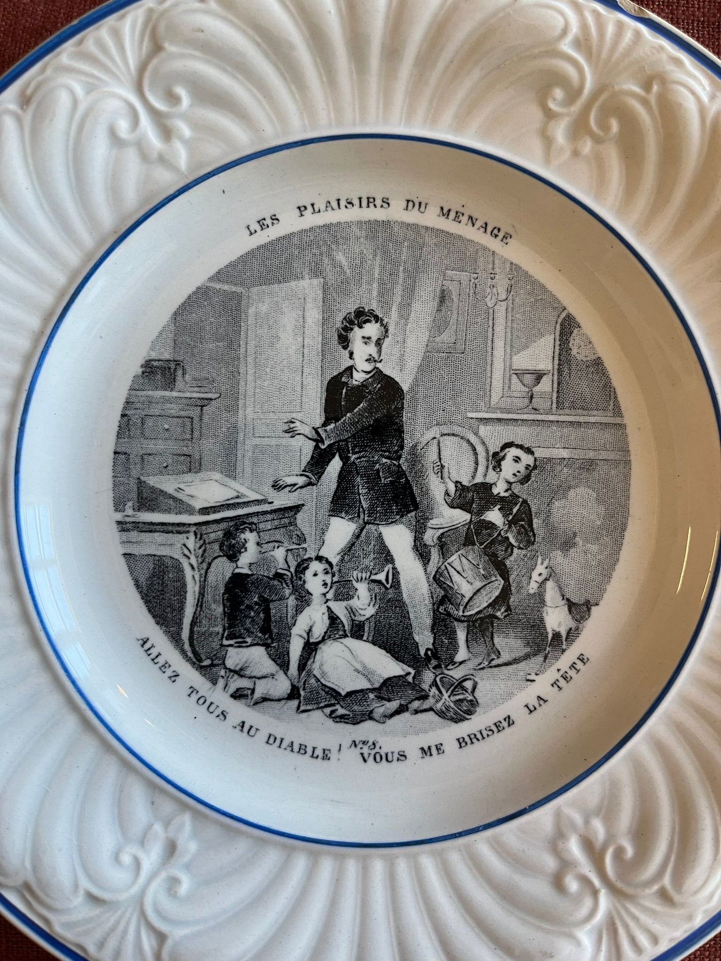 Assiette ancienne terre de fer Creil et Montereau « Les plaisirs du ménage » n°5