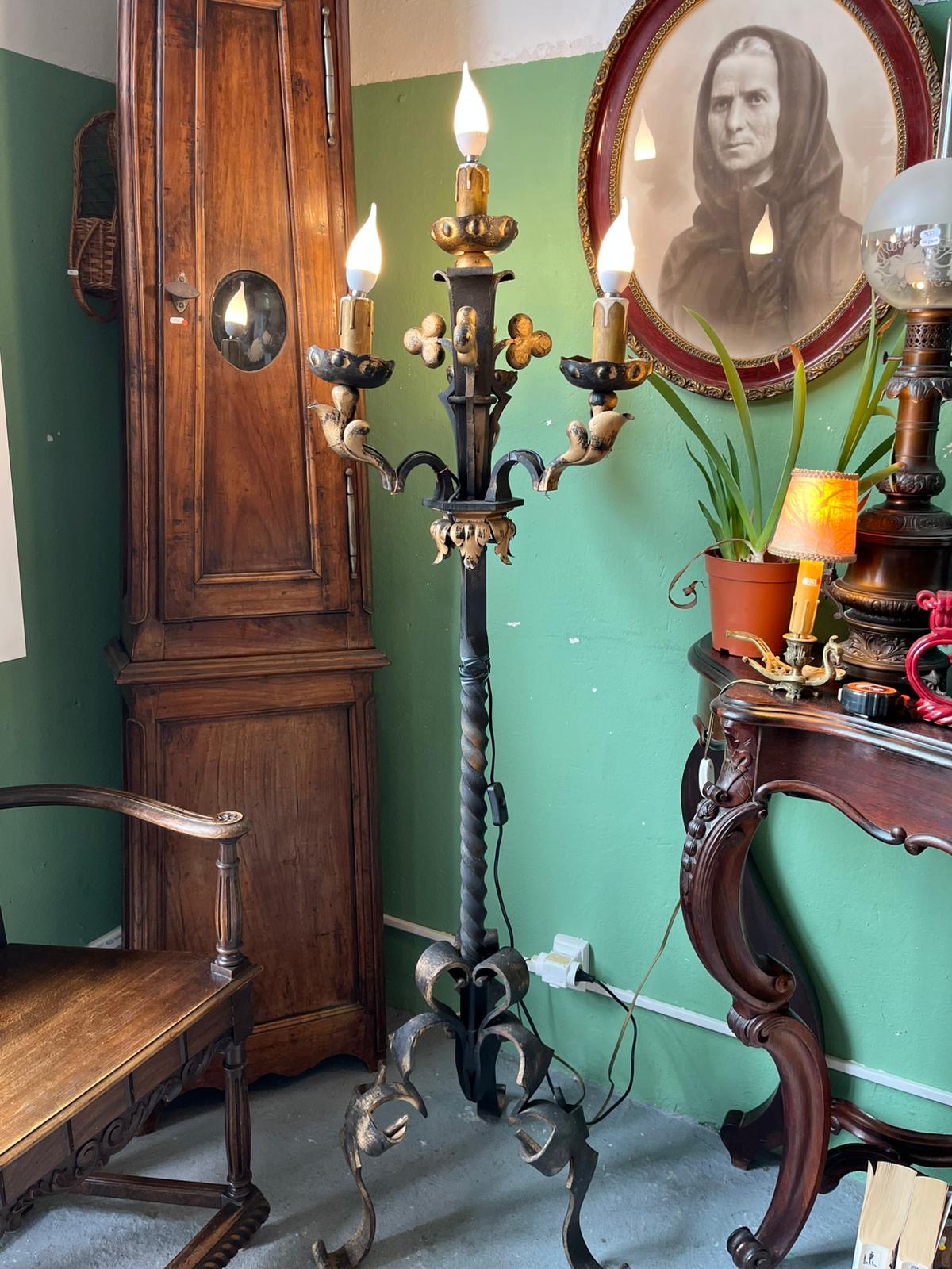 Candélabre électrifié en fer forgé ancien 4 feux style gothique médiéval