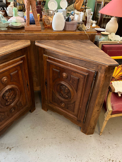 Paire d’encoignures d’angle style Renaissance en bois sculpté à médaillons