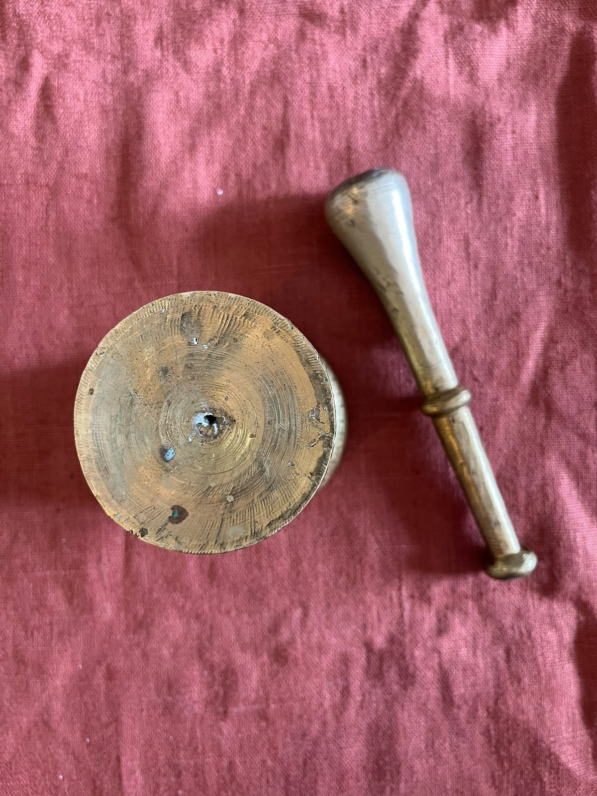 Mortier et pilon ancien en bronze gravé – décor oriental