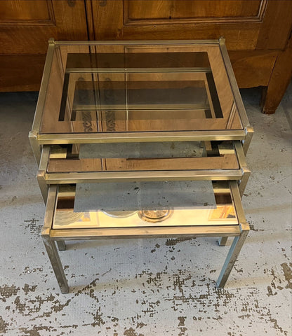 Trois tables gigognes vintage en laiton et verre fumé – années 1970
