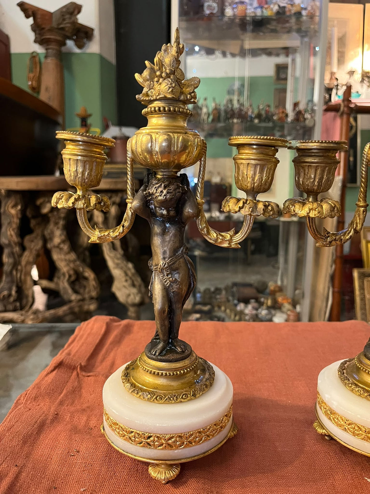 Paire de candélabres aux putti en bronze doré et patiné – UNIS FRANCE