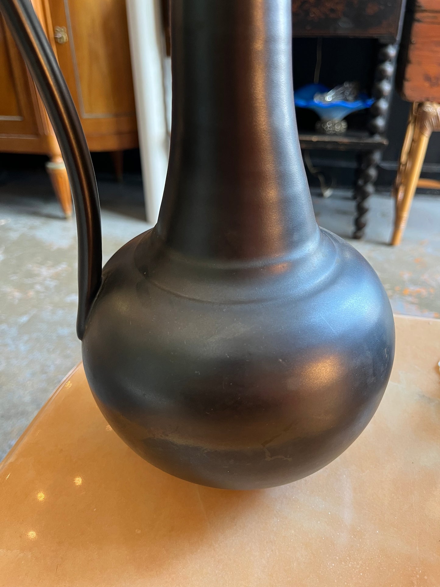 Pichet en céramique noir irisé