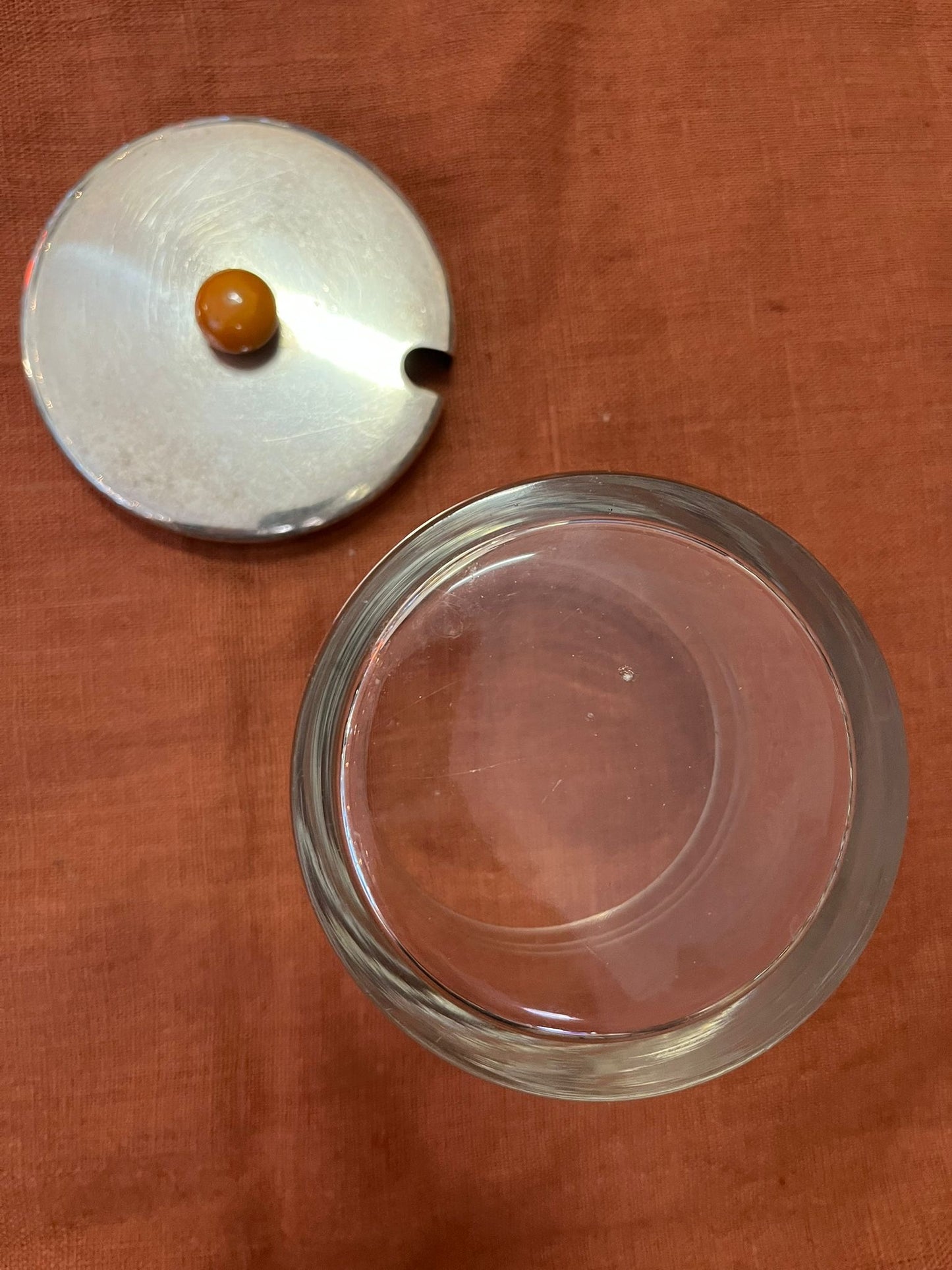 Pot Art Déco en verre avec couvercle métal chromé et bouton bakélite ambré vintage