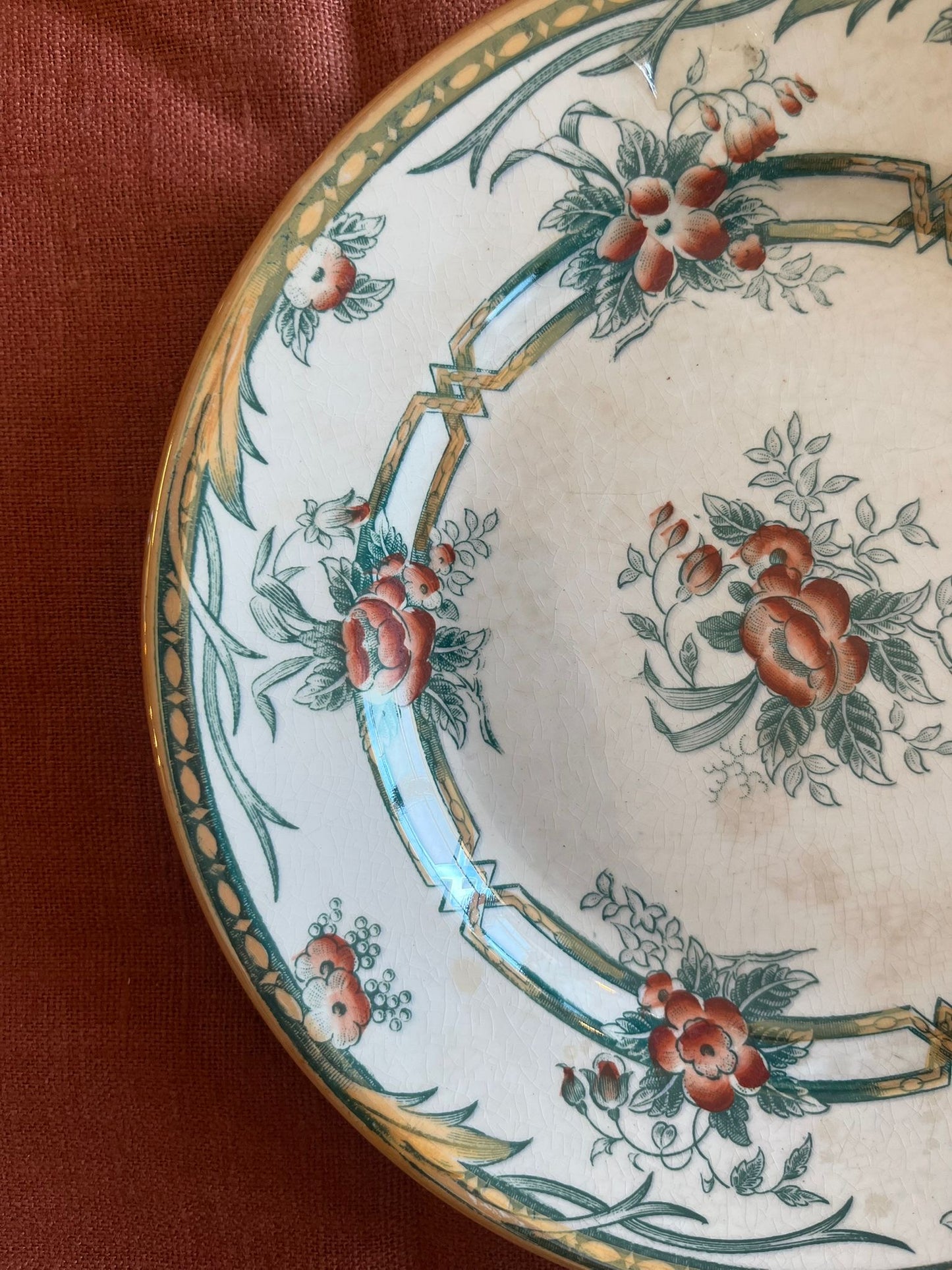 Assiette ancienne terre de fer Gien décor floral polychrome XIXe siècle
