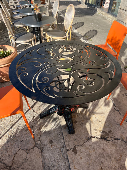 Table extérieur en métal noir