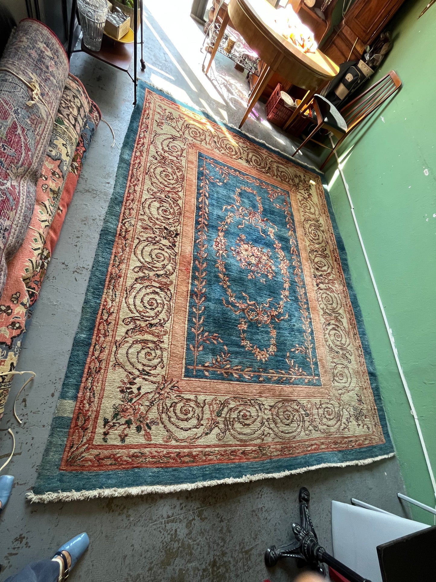 Grand tapis ancien en laine noué main décor floral bleu 294 x 225 cm