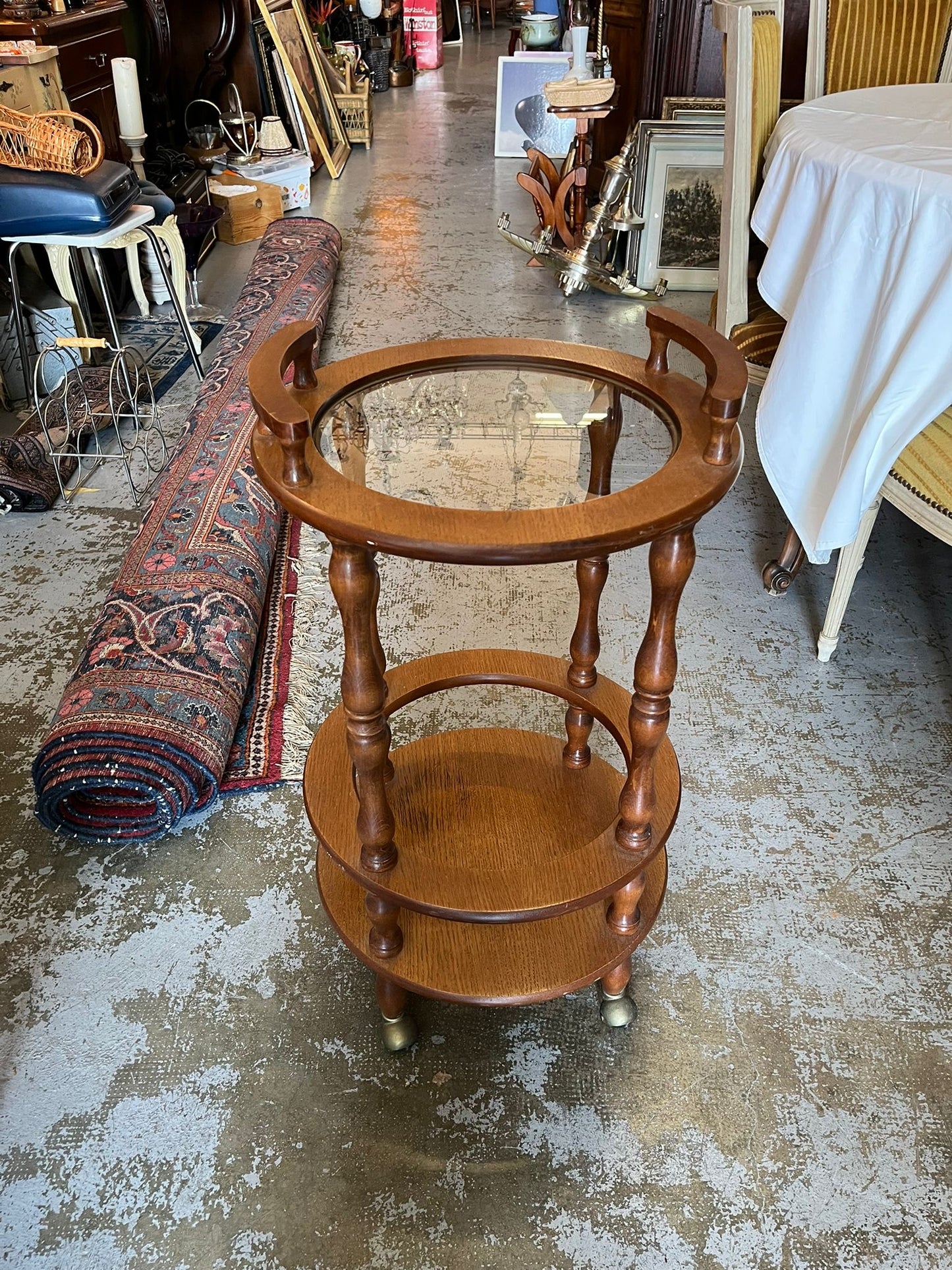 Desserte roulante ronde en bois avec plateau en verre