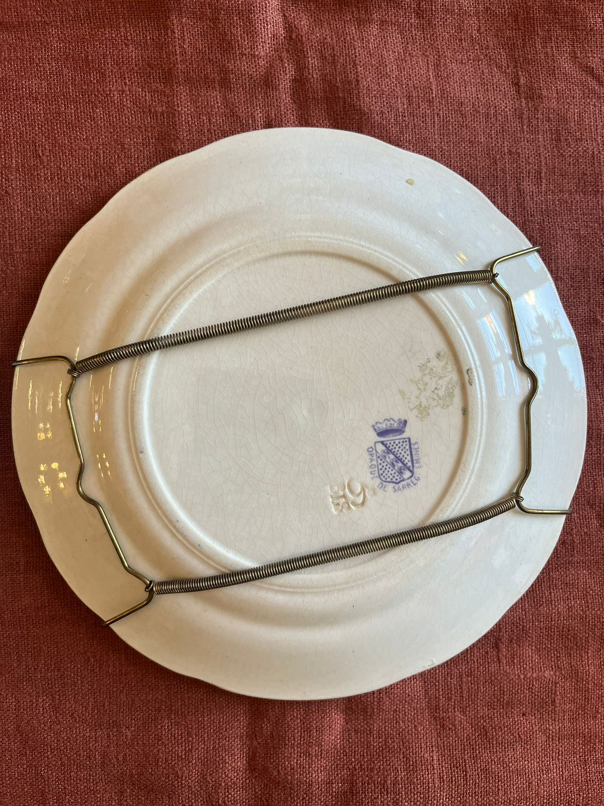 Paire d’assiettes anciennes terre de fer Opaque de Sarreguemines scènes d’enfants XIXe