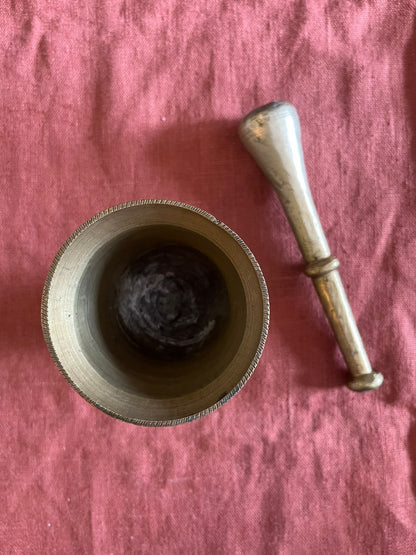 Mortier et pilon ancien en bronze gravé – décor oriental