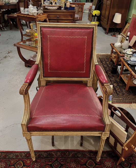Fauteuil style Louis XVI vue de face assise rouge