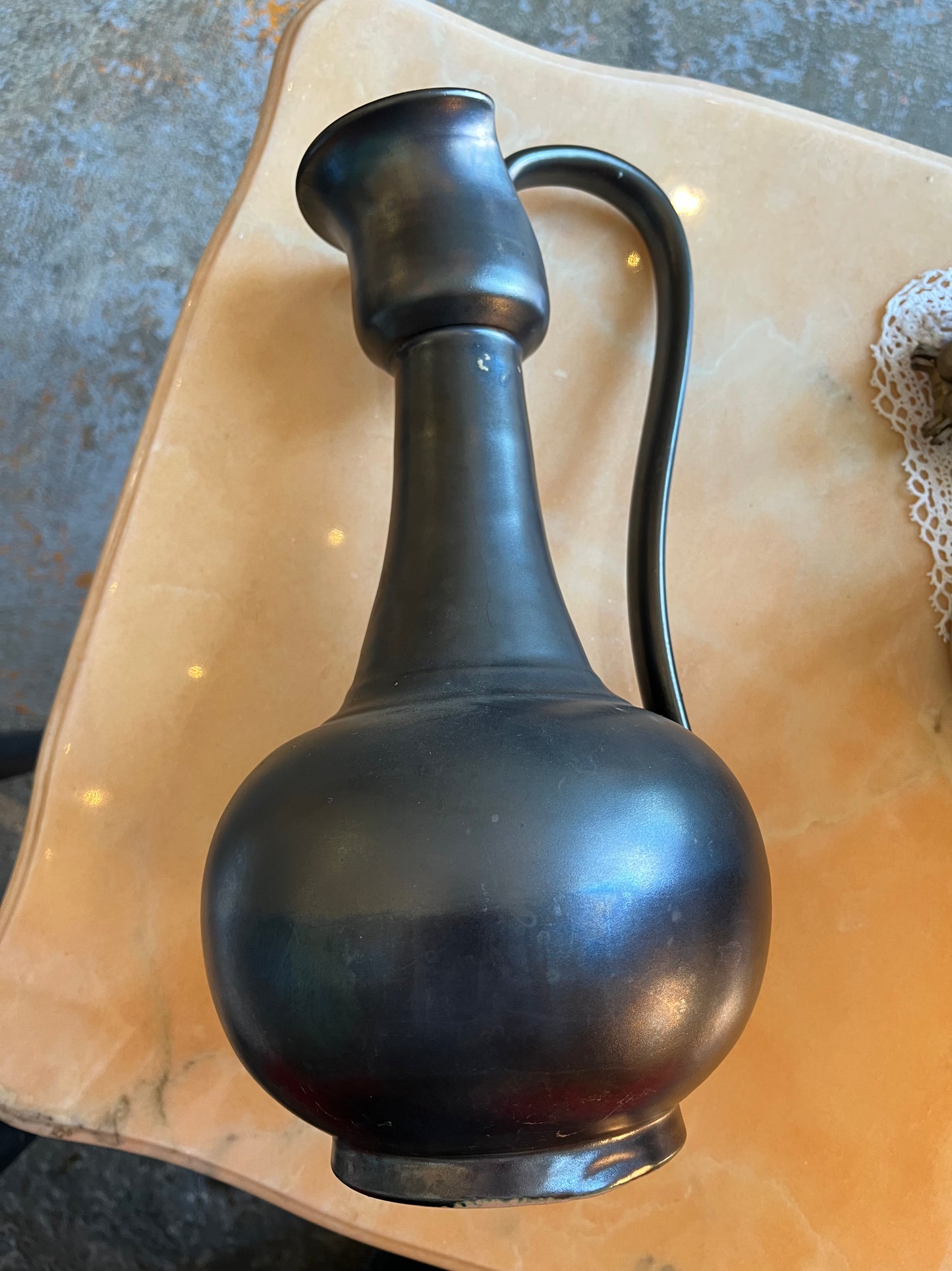 Pichet en céramique noir irisé