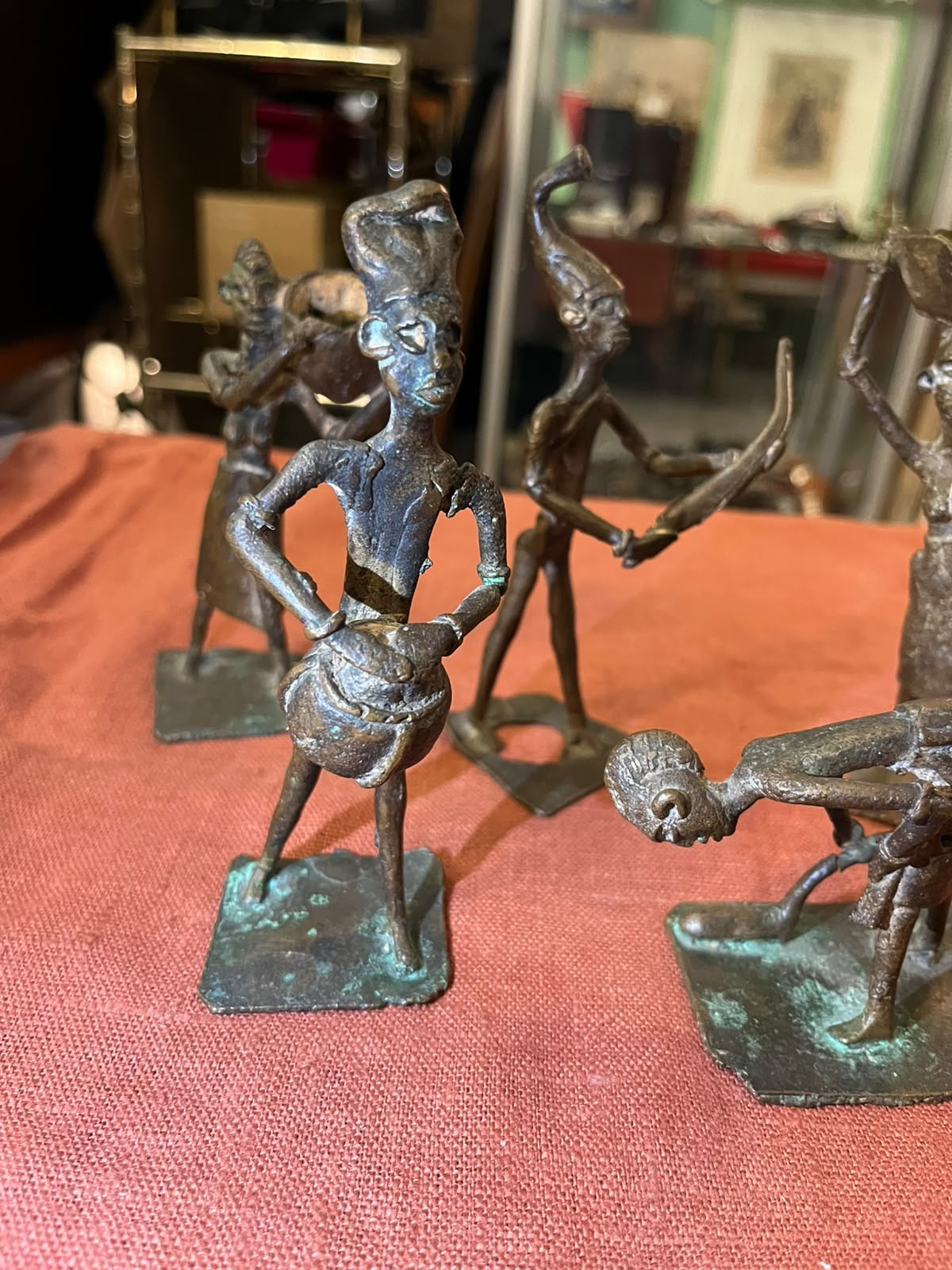 Lot de 5 figurines africaines en bronze – Scènes de vie traditionnelle