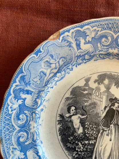 Paire d’assiettes parlantes terre de fer XIXe décor amoureux bleu