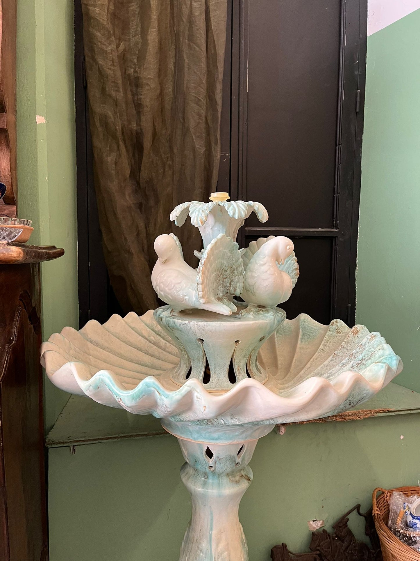 Fontaine décorative à colombes en céramique émaillée style coquillage