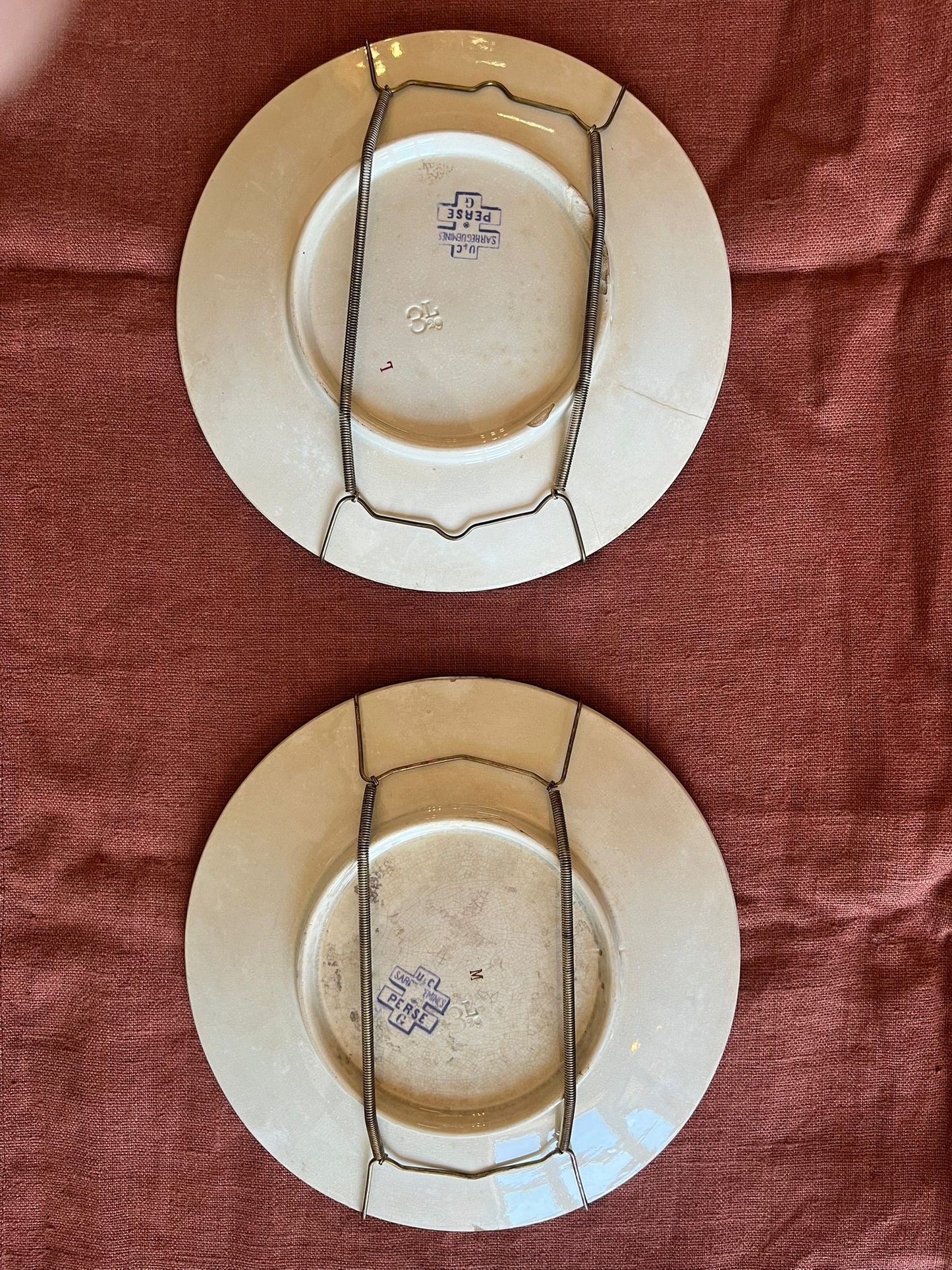 Paire d’assiettes parlantes U&C Sarreguemines Perse proverbes chiens XIXe