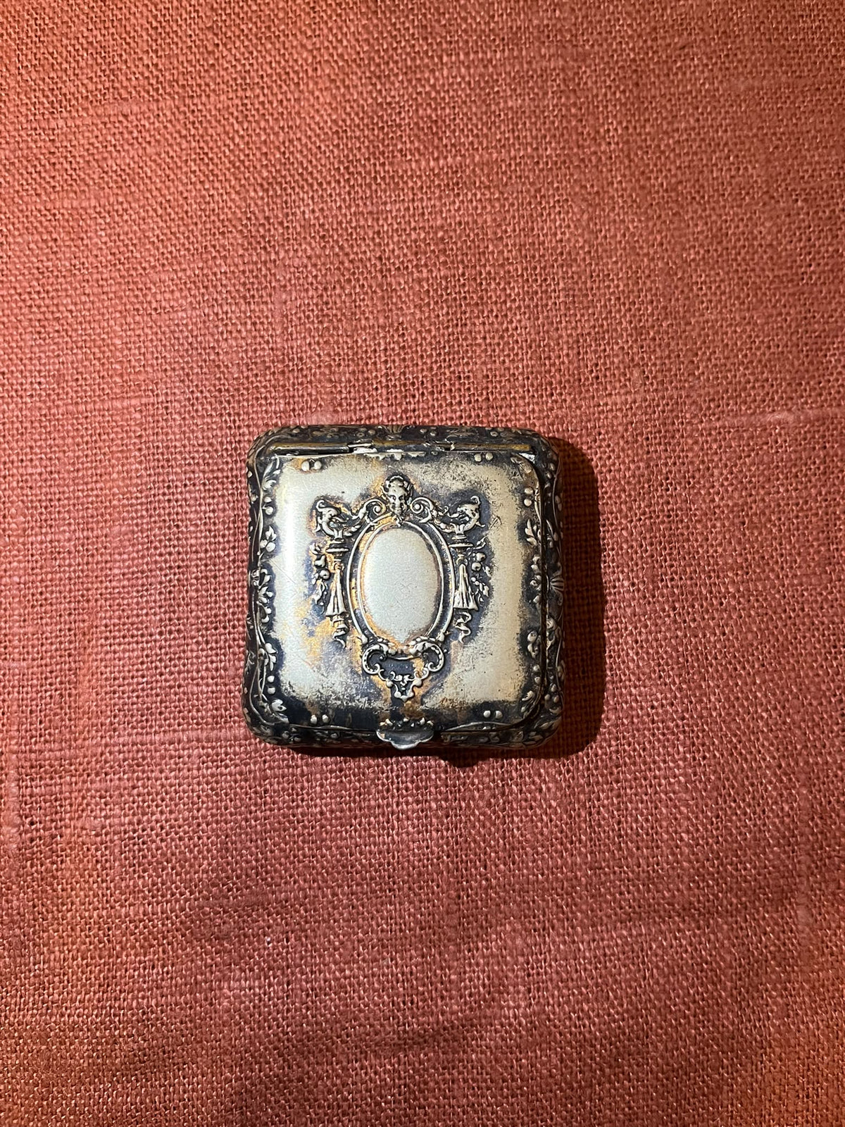 Poudrier ancien en métal argenté à décor rocaille avec miroir