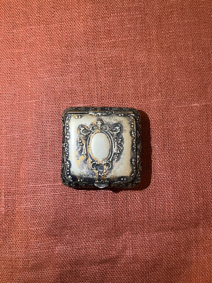 Poudrier ancien en métal argenté à décor rocaille avec miroir