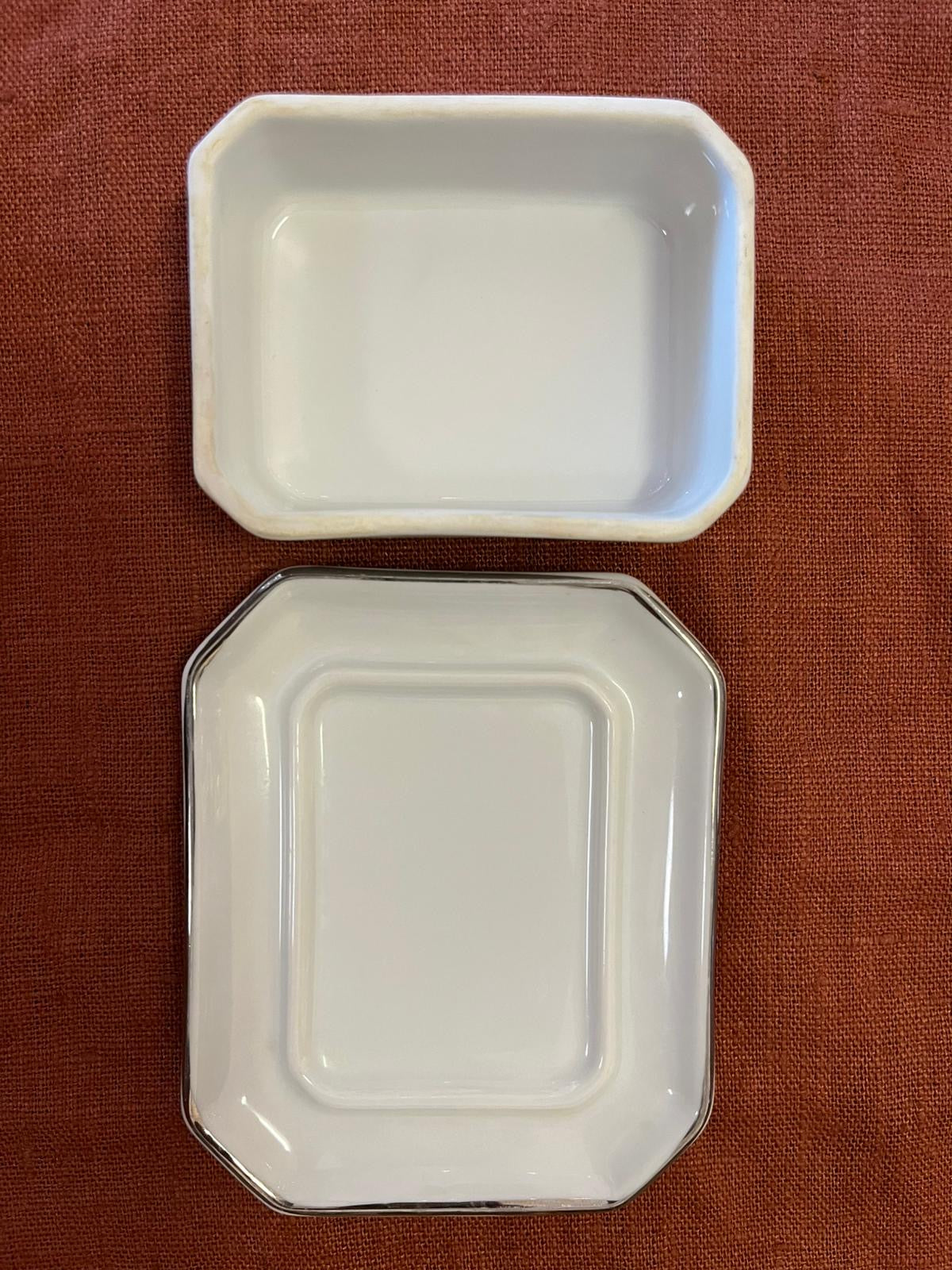 Terrine rectangulaire Apilco France porcelaine blanche couvercle plat
