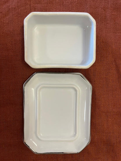 Terrine rectangulaire Apilco France porcelaine blanche couvercle plat