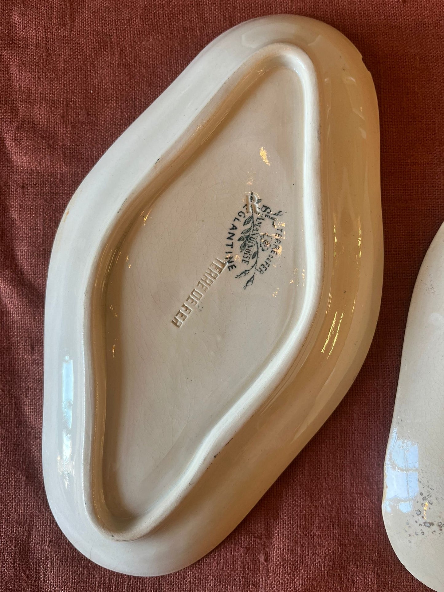 Lot de 2 raviers anciens Terre de Fer Cluny modèle Trèfles décor floral