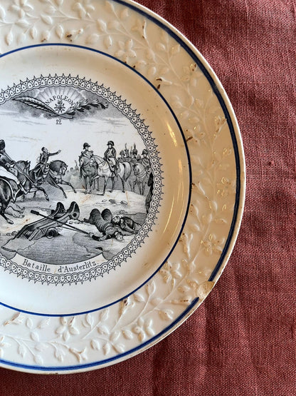 Assiette ancienne terre de fer Napoléon – Bataille d’Austerlitz – Choisy-le-Roi XIXe