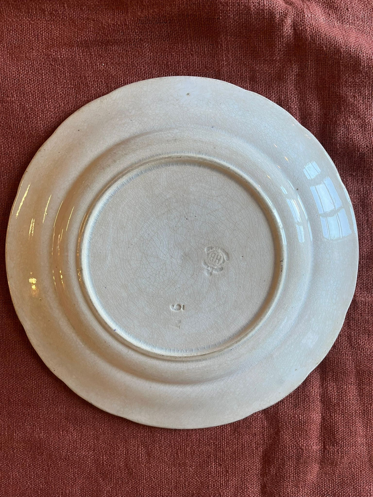Assiette ancienne terre de fer parlante « L’Électeur » – Choisy-le-Roi XIXe