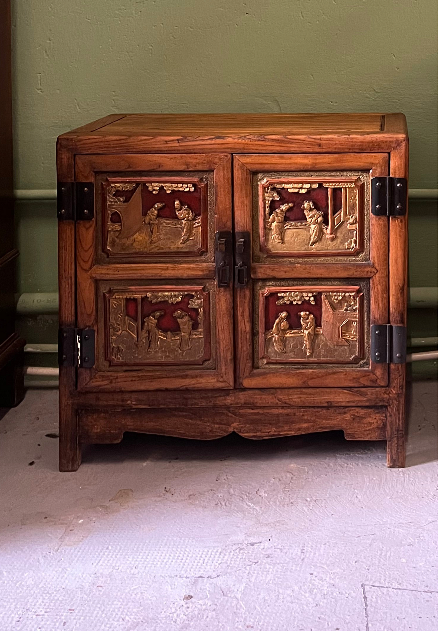 Petit meuble asiatique en bois sculpté