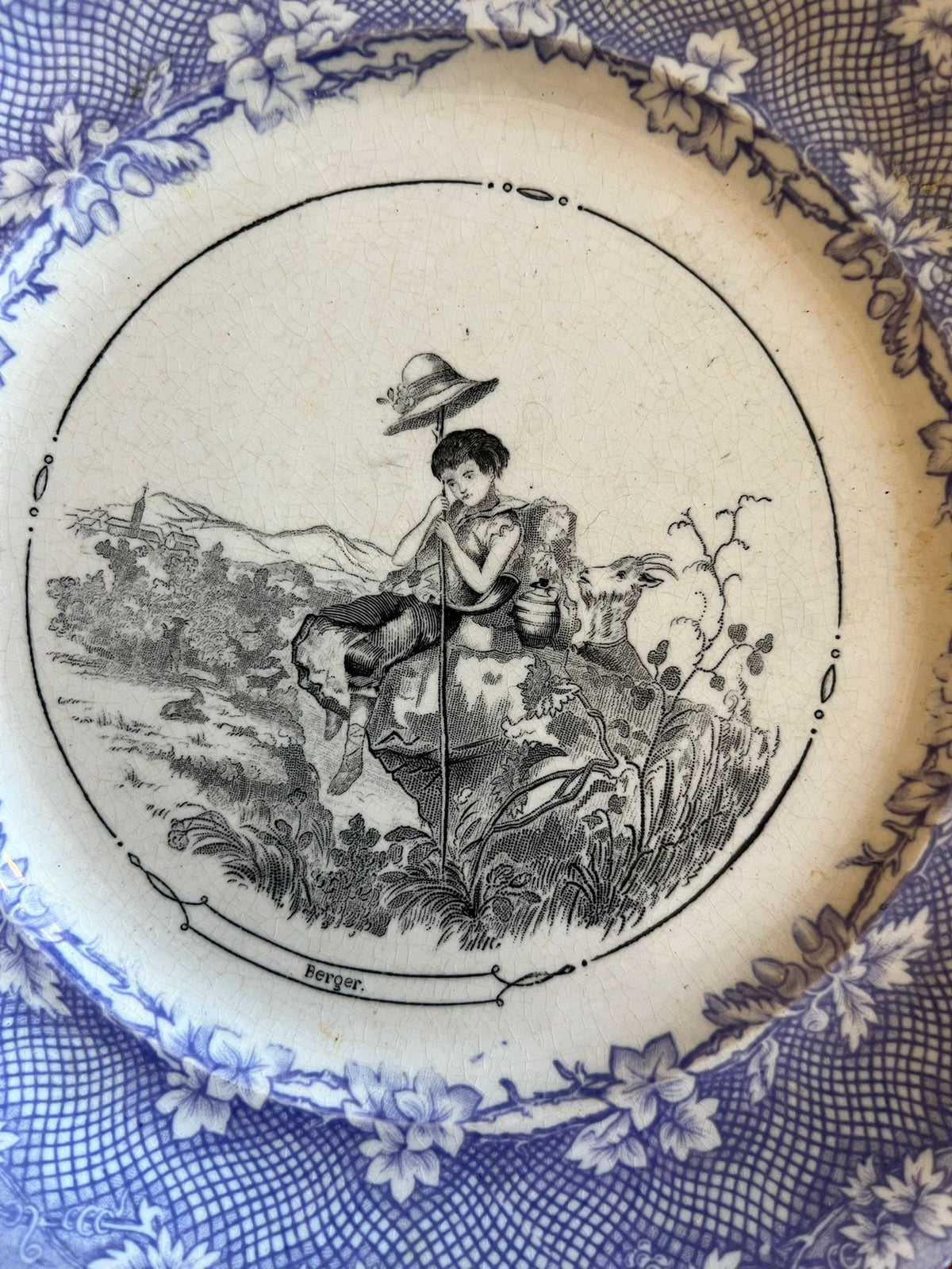 Paire d’assiettes anciennes terre de fer Opaque de Sarreguemines scènes d’enfants XIXe