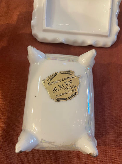 Beurrier couvert en porcelaine décor de roses bleues et dorures