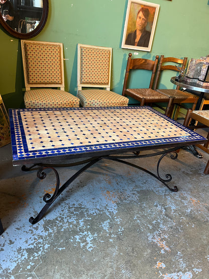 Table basse d’extérieur en fer forgé et mosaïque