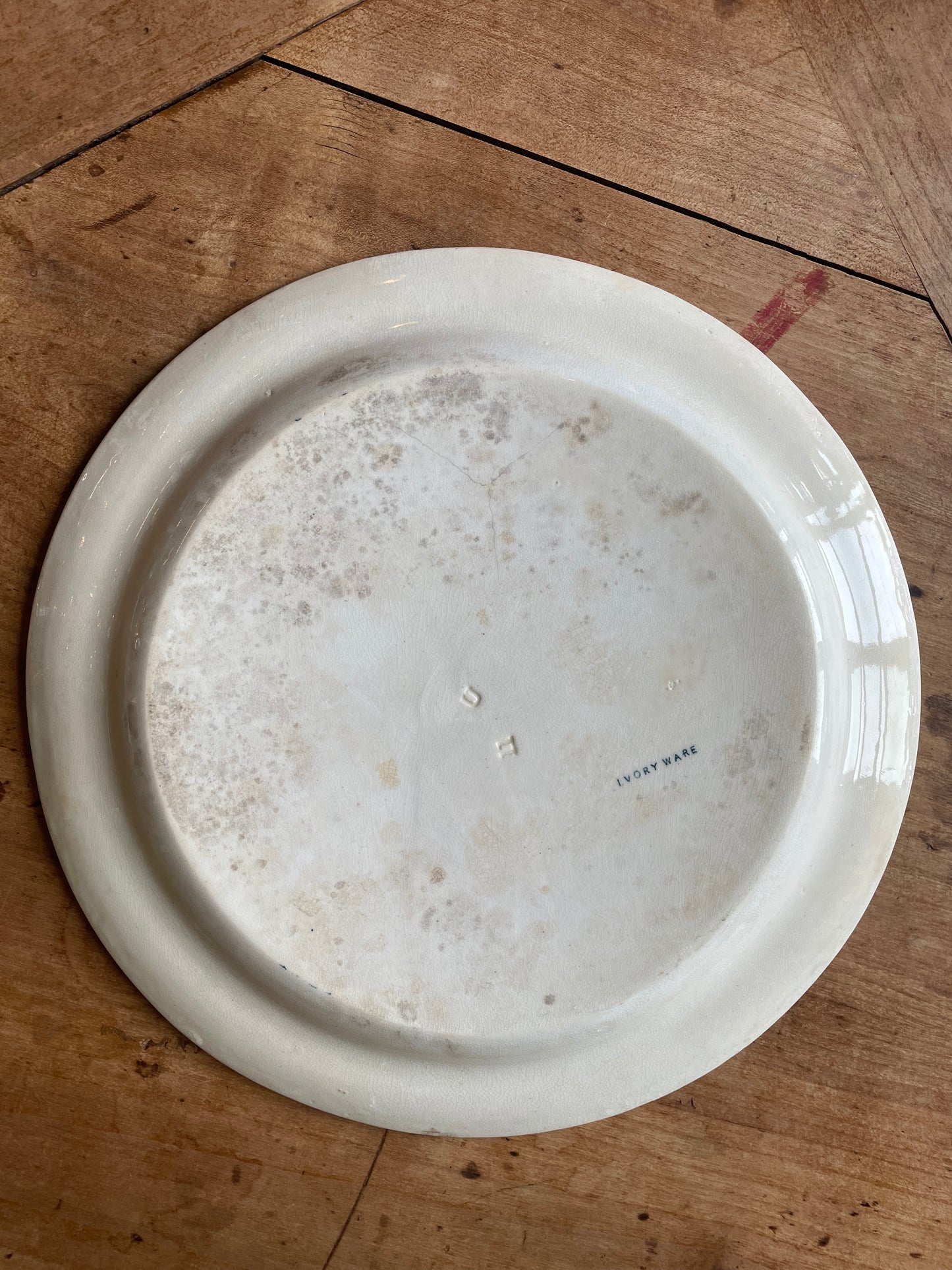 Grand plat ancien anglais Ivory Ware décor floral bleu faïence