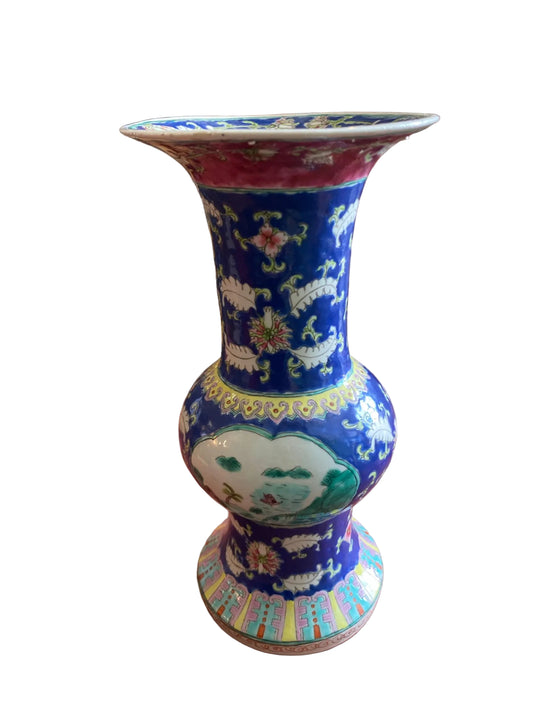 Vase chinois en porcelaine émaillée bleu cobalt décor floral et paysage