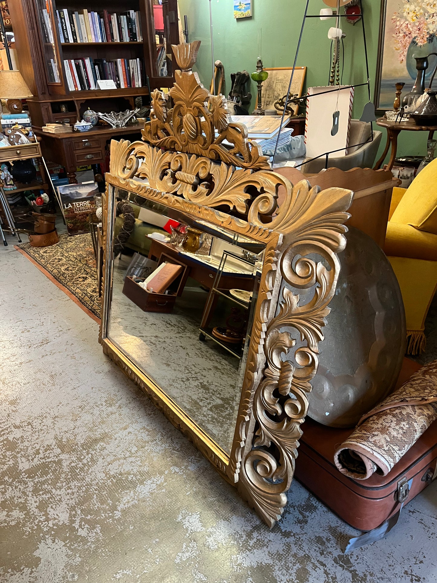 Grand miroir biseauté en bois doré art nouveau