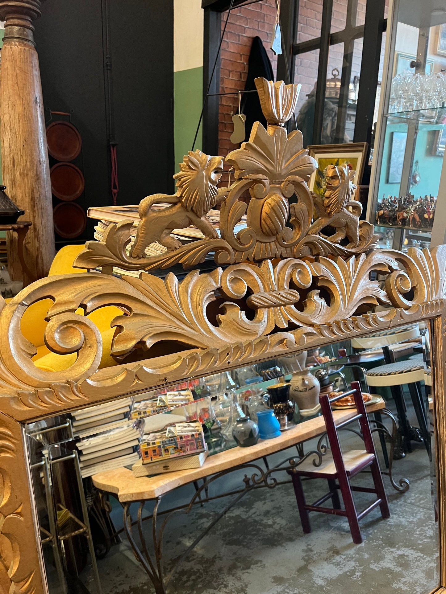 Grand miroir biseauté en bois doré art nouveau