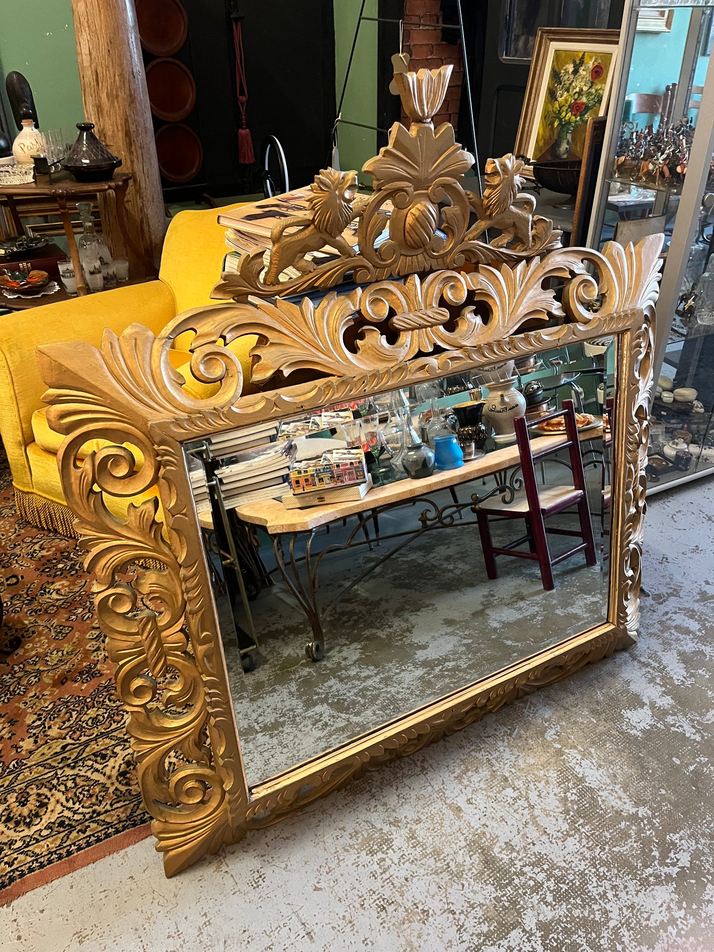 Grand miroir biseauté en bois doré art nouveau