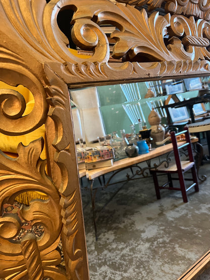 Grand miroir biseauté en bois doré art nouveau