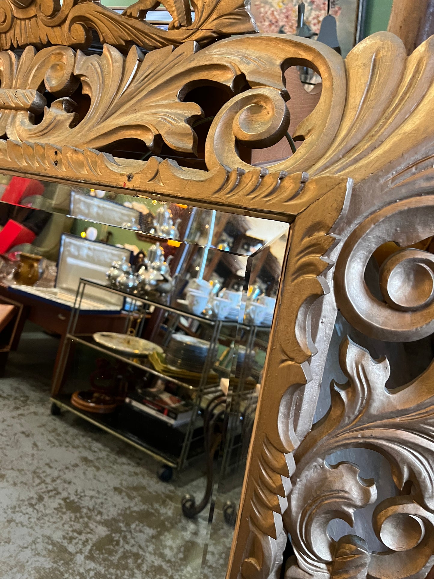 Grand miroir biseauté en bois doré art nouveau