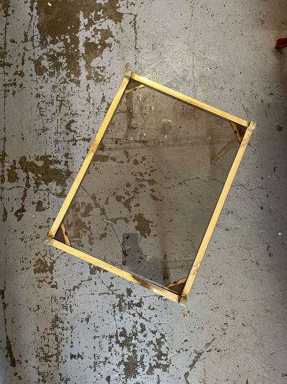 Table d’appoint vintage années 1970 métal doré et verre fumé
