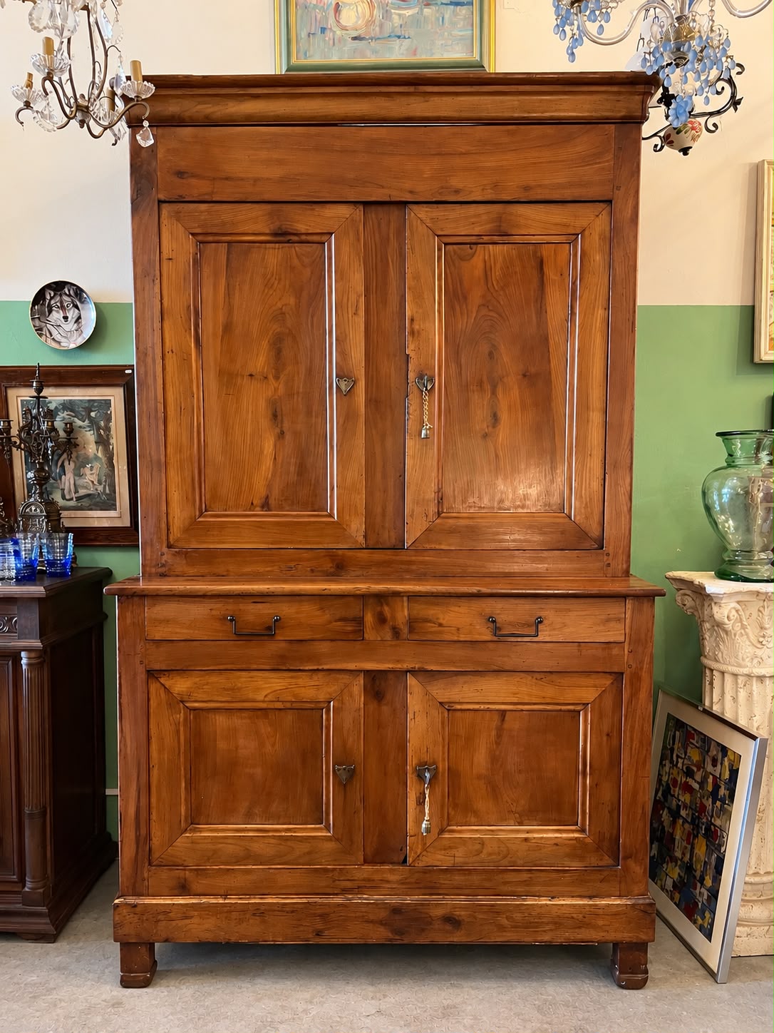 Buffet deux-corps ancien en noyer massif XIXe siècle