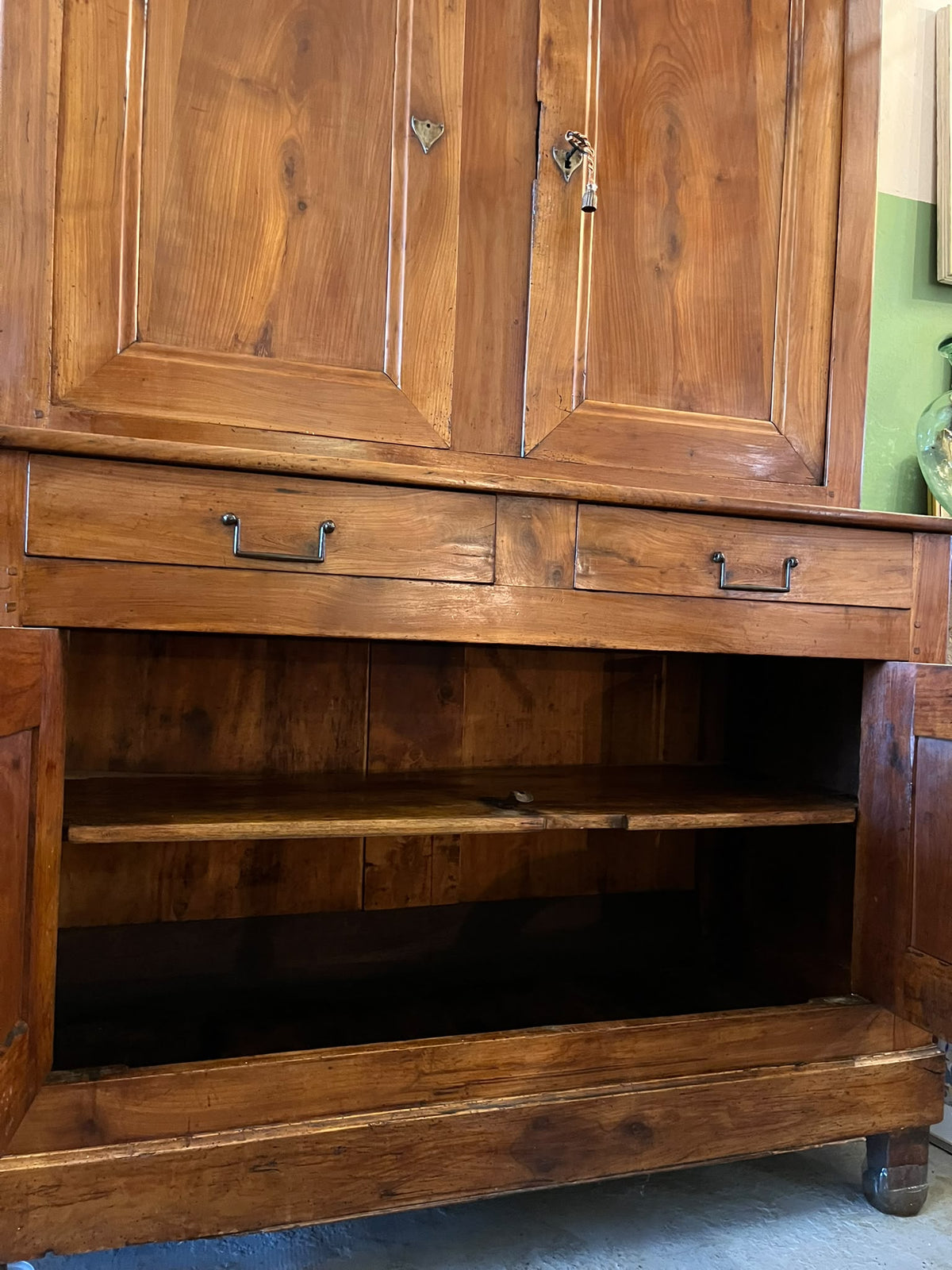 Buffet deux-corps ancien en noyer massif XIXe siècle